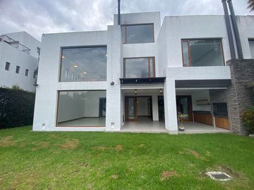 VENTA OPORTUNIDAD CASA EN NAYON EN URBANIZACION PRIVADA