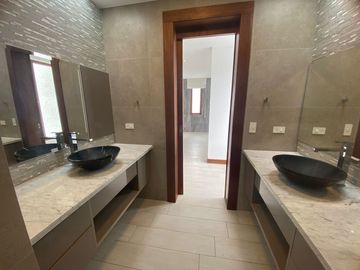 VENTA OPORTUNIDAD CASA EN NAYON EN URBANIZACION PRIVADA