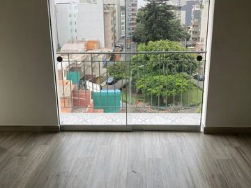 BARRANCO, ACOGEDOR TRIPLEX CON BALCON, TERRAZA, BBQ, VISTA EXTERIOR, FRENTE A PARQUE, LIMITE CON MIRAFLORES