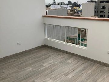 BARRANCO, ACOGEDOR TRIPLEX CON BALCON, TERRAZA, BBQ, VISTA EXTERIOR, FRENTE A PARQUE, LIMITE CON MIRAFLORES
