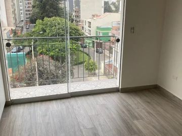 BARRANCO, ACOGEDOR TRIPLEX CON BALCON, TERRAZA, BBQ, VISTA EXTERIOR, FRENTE A PARQUE, LIMITE CON MIRAFLORES