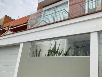BARRANCO, ACOGEDOR TRIPLEX CON BALCON, TERRAZA, BBQ, VISTA EXTERIOR, FRENTE A PARQUE, LIMITE CON MIRAFLORES