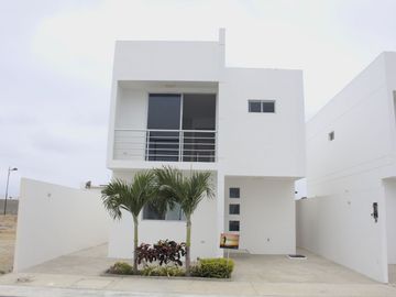 HERMOSA CASA EN PUNTA CARNERO
