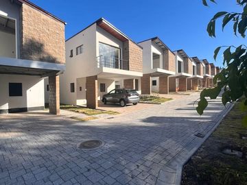 VENTA DE CASA 4 HABITACIONES EN EL VALLE DE LOS CHILLOS