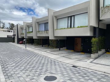 Venta de casa en Nayón, doble seguridad conjunto dentro de urbanización, áreas comunales con piscina, cerca del Club Rancho San Francisco.