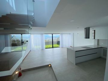 Venta de casa en Nayón, doble seguridad conjunto dentro de urbanización, áreas comunales con piscina, cerca del Club Rancho San Francisco.
