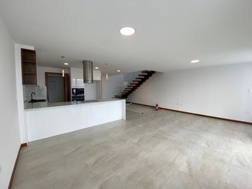 Venta de casa en Nayón, doble seguridad conjunto dentro de urbanización, áreas comunales con piscina, cerca del Club Rancho San Francisco.