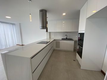 Venta de casa en Nayón, doble seguridad conjunto dentro de urbanización, áreas comunales con piscina, cerca del Club Rancho San Francisco.