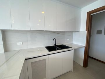 Venta de casa en Nayón, doble seguridad conjunto dentro de urbanización, áreas comunales con piscina, cerca del Club Rancho San Francisco.