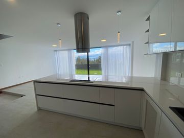 Venta de casa en Nayón, doble seguridad conjunto dentro de urbanización, áreas comunales con piscina, cerca del Club Rancho San Francisco.