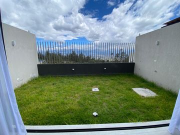 Venta de casa en Nayón, doble seguridad conjunto dentro de urbanización, áreas comunales con piscina, cerca del Club Rancho San Francisco.