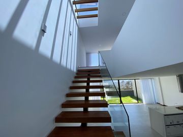 Venta de casa en Nayón, doble seguridad conjunto dentro de urbanización, áreas comunales con piscina, cerca del Club Rancho San Francisco.