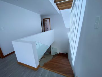 Venta de casa en Nayón, doble seguridad conjunto dentro de urbanización, áreas comunales con piscina, cerca del Club Rancho San Francisco.