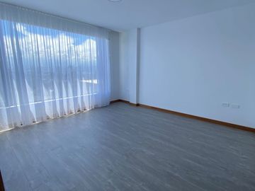 Venta de casa en Nayón, doble seguridad conjunto dentro de urbanización, áreas comunales con piscina, cerca del Club Rancho San Francisco.