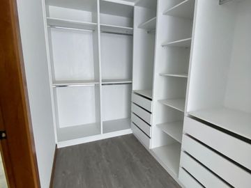 Venta de casa en Nayón, doble seguridad conjunto dentro de urbanización, áreas comunales con piscina, cerca del Club Rancho San Francisco.