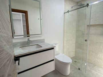 Venta de casa en Nayón, doble seguridad conjunto dentro de urbanización, áreas comunales con piscina, cerca del Club Rancho San Francisco.
