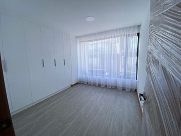 Venta de casa en Nayón, doble seguridad conjunto dentro de urbanización, áreas comunales con piscina, cerca del Club Rancho San Francisco.