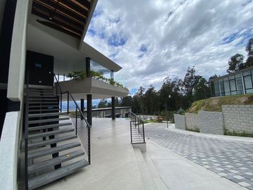Venta de casa en Nayón, doble seguridad conjunto dentro de urbanización, áreas comunales con piscina, cerca del Club Rancho San Francisco.