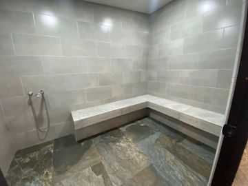 Venta de casa en Nayón, doble seguridad conjunto dentro de urbanización, áreas comunales con piscina, cerca del Club Rancho San Francisco.