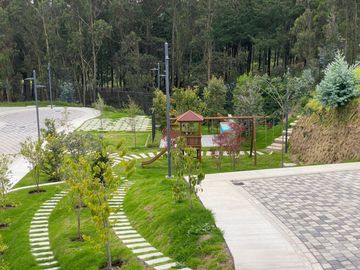 Venta de casa en Nayón, doble seguridad conjunto dentro de urbanización, áreas comunales con piscina, cerca del Club Rancho San Francisco.