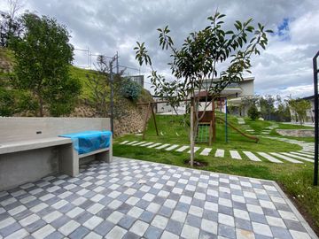 Venta de casa en Nayón, doble seguridad conjunto dentro de urbanización, áreas comunales con piscina, cerca del Club Rancho San Francisco.