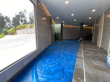 Venta de casa en Nayón, doble seguridad conjunto dentro de urbanización, áreas comunales con piscina, cerca del Club Rancho San Francisco.