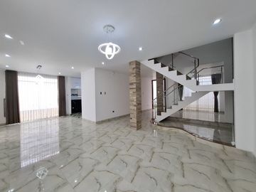 HERMOSA CASA EN VENTA EN RESIDENCIAL LAS VIÑAS DE POCOLLAY- TACNA
