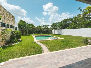 Casa con alberca privada y Terraza, en venta, Cholul, Mérida