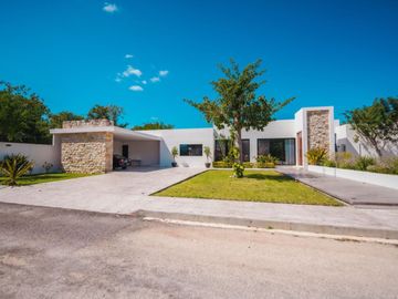 Casa con alberca privada y Terraza, en venta, Cholul, Mérida