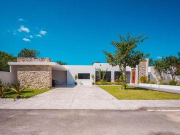 Casa con alberca privada y Terraza, en venta, Cholul, Mérida