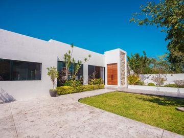 Casa con alberca privada y Terraza, en venta, Cholul, Mérida