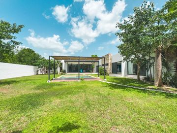 Casa con alberca privada y Terraza, en venta, Cholul, Mérida