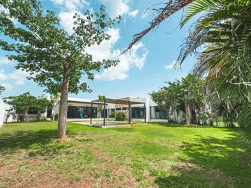 Casa con alberca privada y Terraza, en venta, Cholul, Mérida