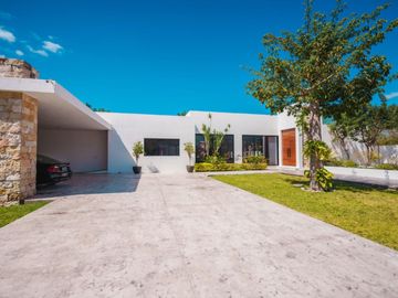 Casa con alberca privada y Terraza, en venta, Cholul, Mérida