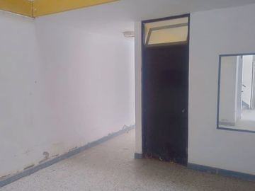 VENTA DE CASA CON VALOR DE TERRENO- EN PLENO CENTRO DE PIURA