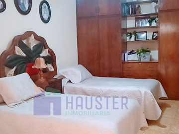 Casa en venta a unos pasos del edificio central de la UG