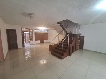 **¡VENTA EXCLUSIVA! HERMOSA CASA EN URB. SANTA CATALINA – LA VICTORIA 🏡✨**