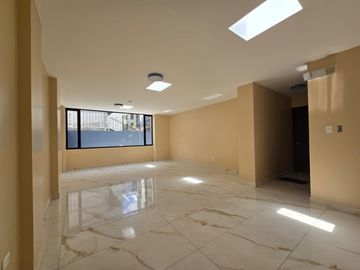Venta Local u oficina interior en PB, calle La Razón entre el Mercurio y El Comercio, 42.26 M2 útil más un parqueadero  $69.500