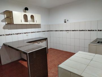 ¡Oportunidad Unica En Oquendo! Casa De 3 Pisos En Venta