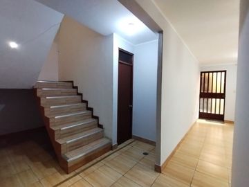 ¡Oportunidad Unica En Oquendo! Casa De 3 Pisos En Venta