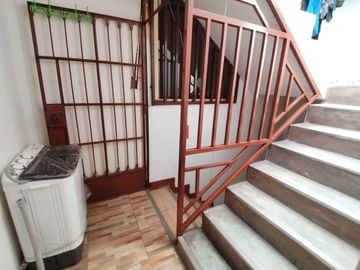 ¡Oportunidad Unica En Oquendo! Casa De 3 Pisos En Venta