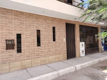 ¡Oportunidad Unica En Oquendo! Casa De 3 Pisos En Venta