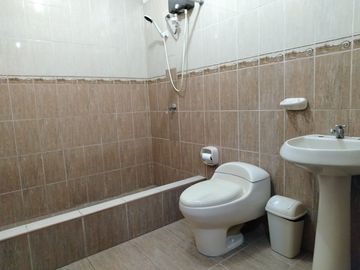 ¡Oportunidad Unica En Oquendo! Casa De 3 Pisos En Venta