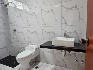 VENTA CASA MODERNA 2 PISOS URB. MOCHICA (LPADILLA)