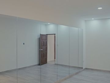 VENTA CASA MODERNA 2 PISOS URB. MOCHICA (LPADILLA)