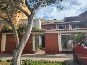 Se Vende Casa Por Remodelar En Avenida Monterrico Sur -Surco