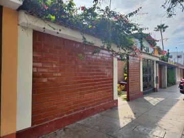 Se Vende Casa Por Remodelar En Avenida Monterrico Sur -Surco
