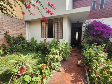 Se Vende Casa Por Remodelar En Avenida Monterrico Sur -Surco