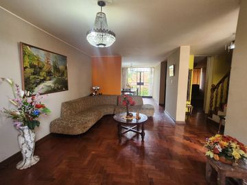 Se Vende Casa Por Remodelar En Avenida Monterrico Sur -Surco