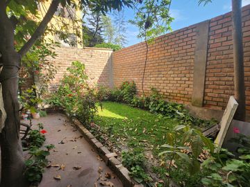 Se Vende Casa Por Remodelar En Avenida Monterrico Sur -Surco